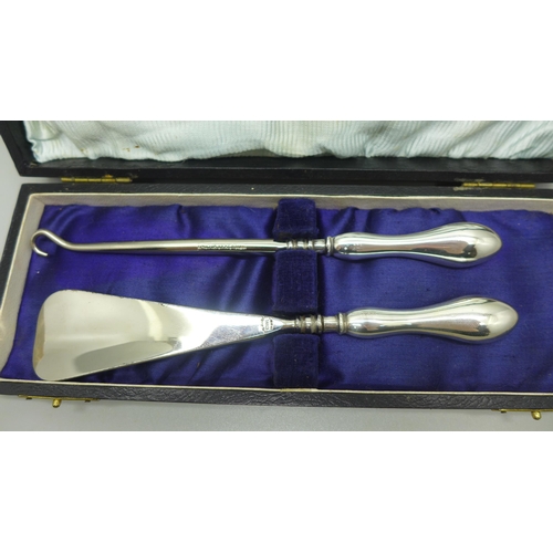 894 - A silver handled shoe horn and a boot pull, cased, Birmingham 1822