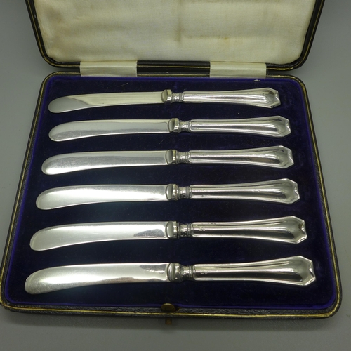 895 - A set of six silver handled knives, boxed, Sheffield 1906