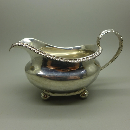 899 - A William IV silver sauce boat, London 1831, 142g