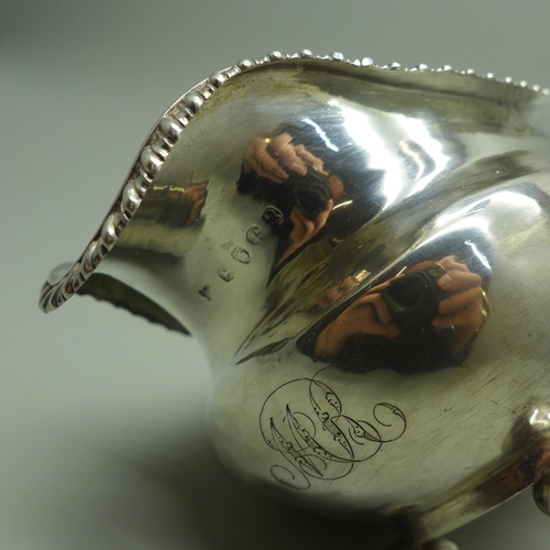 899 - A William IV silver sauce boat, London 1831, 142g