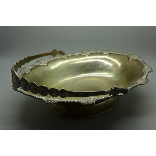 901 - A large silver basket, 612g