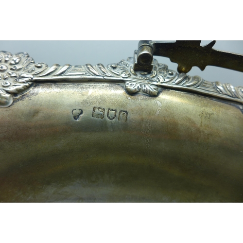 901 - A large silver basket, 612g