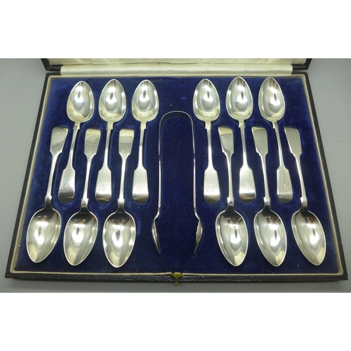 911 - A set of twelve silver spoons and a pair of silver sugar bows, cased, 273g