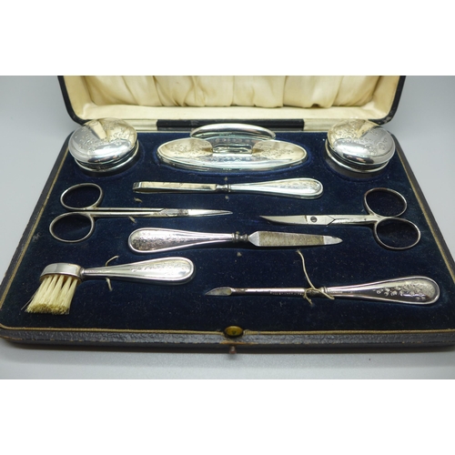 913 - A silver manicure set