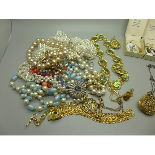 915 - A collection of costume jewellery