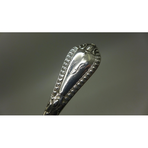 930 - A Grecian pattern silver fish knife, 62g