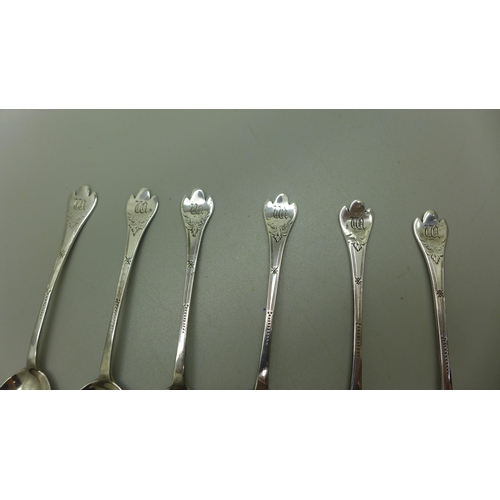 931 - A set of six dog nose rattail silver spoons, 62g