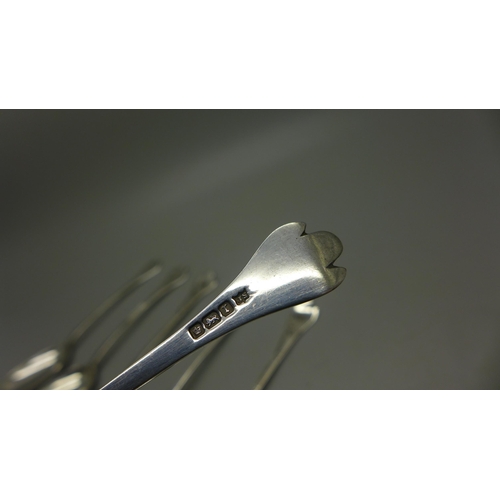 931 - A set of six dog nose rattail silver spoons, 62g