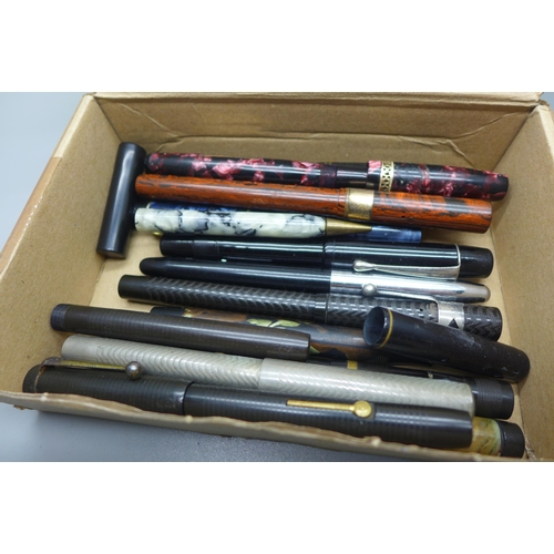 954 - A box of vintage fountain pens, three with 14ct gold nibs