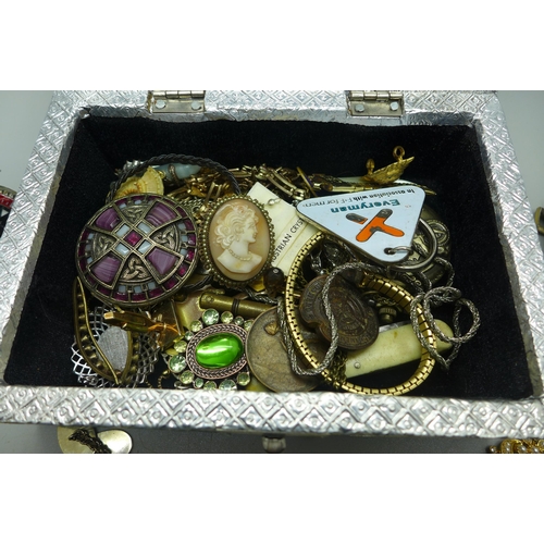 958 - A jewellery box containing costume jewellery