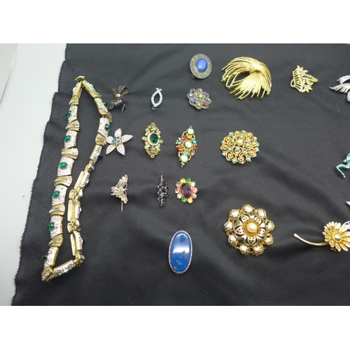 960 - Costume jewellery