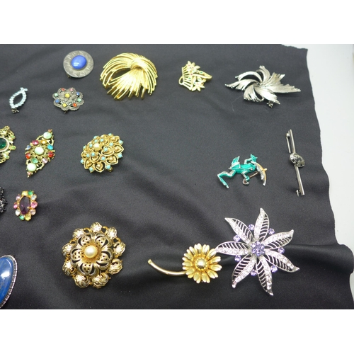 960 - Costume jewellery