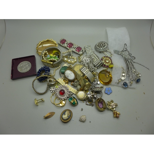 963 - A bag of costume jewellery