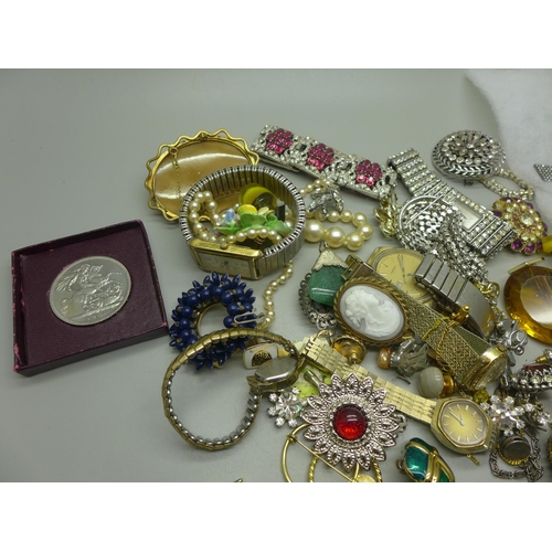 963 - A bag of costume jewellery