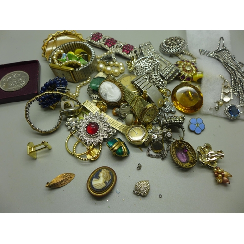 963 - A bag of costume jewellery