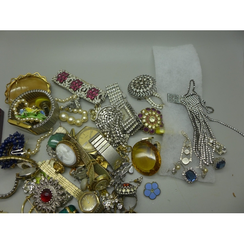 963 - A bag of costume jewellery