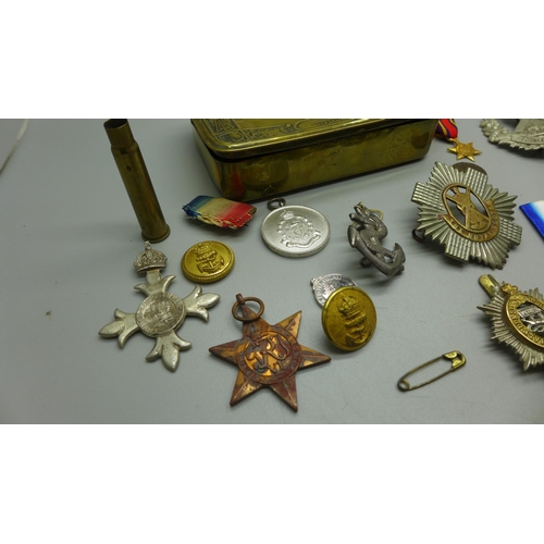 968 - A WWI Christmas tin containing military badges and medals