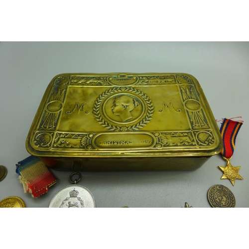 968 - A WWI Christmas tin containing military badges and medals