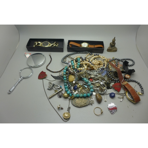 971 - A bag of costume jewellery