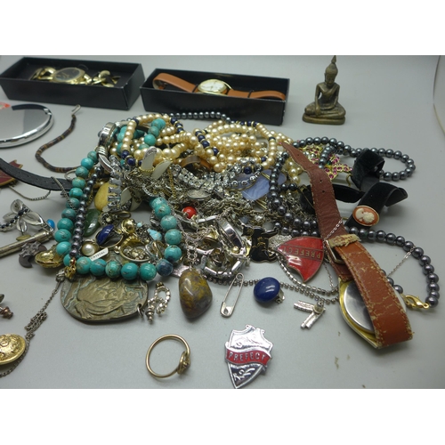 971 - A bag of costume jewellery