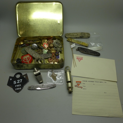 976 - A collection of assorted militaria, buttons, badges, etc.