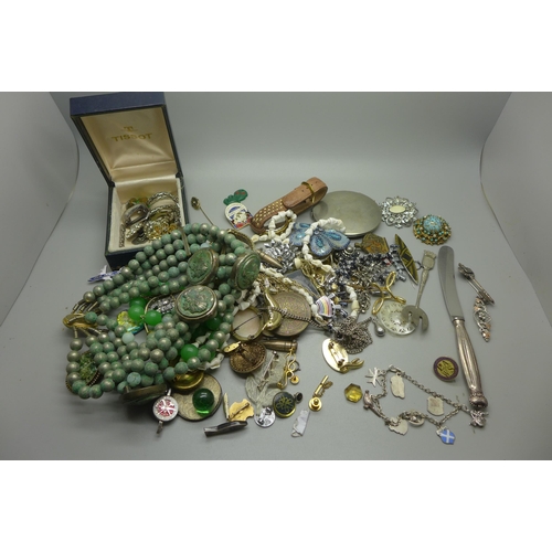 977 - A tray of costume jewellery