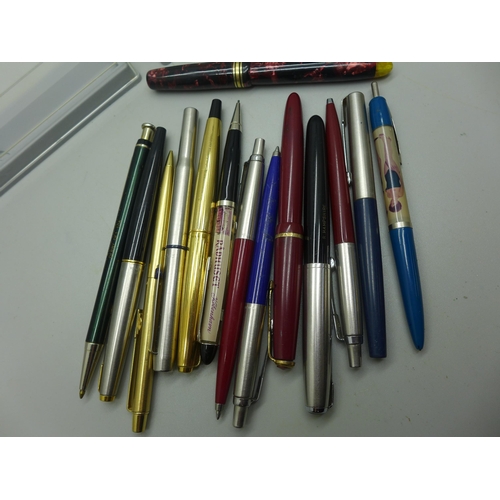 978 - A collection of fountain and ballpoint pens, some with gold nibs, mainly Parker