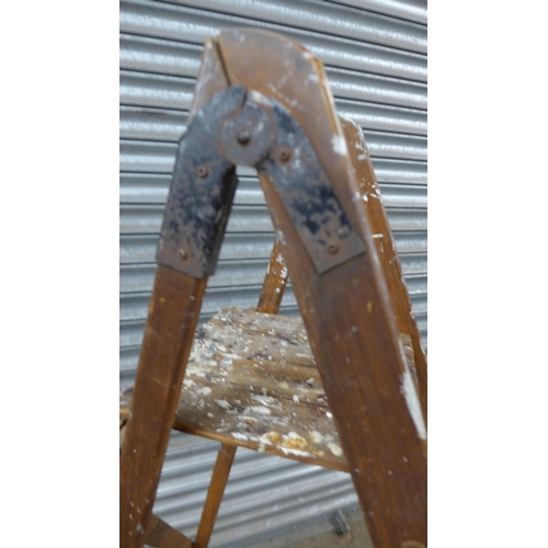 2293 - A 6-rung 1930s wooden stepladder