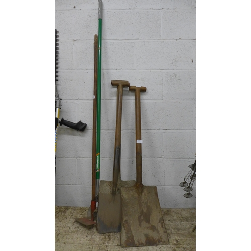 2323 - A bundle of garden tools including two shovels, a spade and a hoe