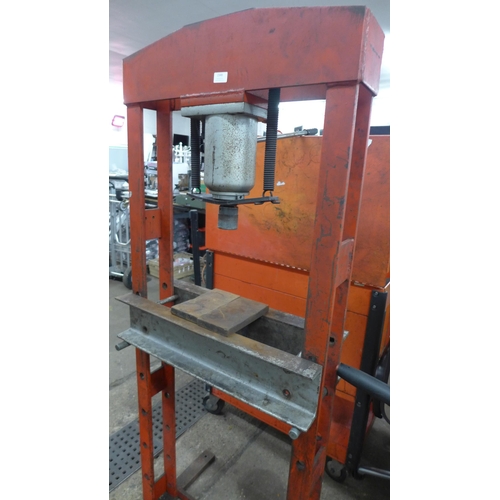 2348 - A 30 tonne press