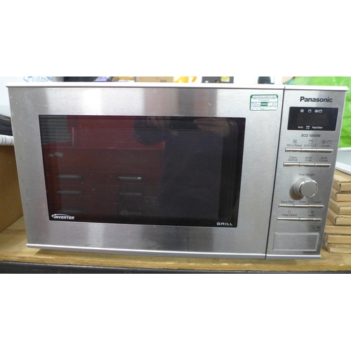 2381 - A Panasonic NN-GD37HS 1000w microwave