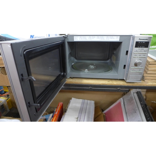 2381 - A Panasonic NN-GD37HS 1000w microwave