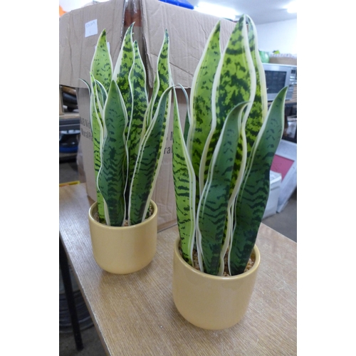 2385 - 6 Artificial plant decorations