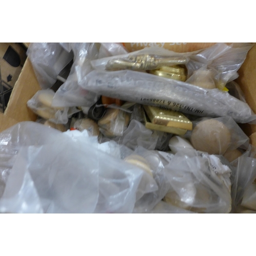 2422 - A box of door handles/knobs