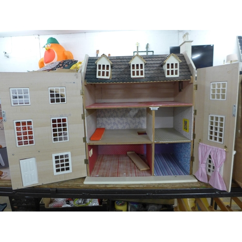 2445 - Dolls house with accessories