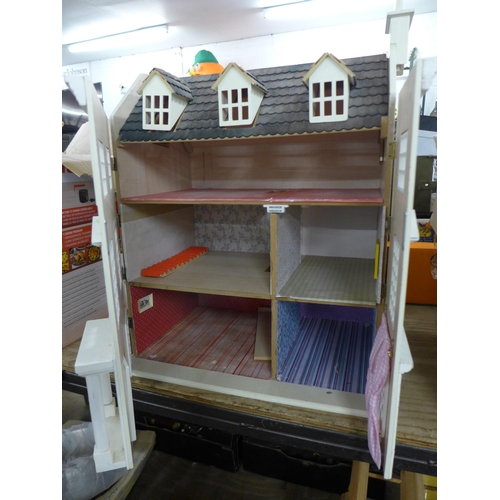 2445 - Dolls house with accessories