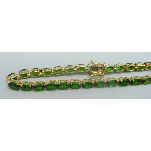 1010 - A silver gilt bracelet set with Russian diopside stones, 14.25ct, 18cm, 10.7g