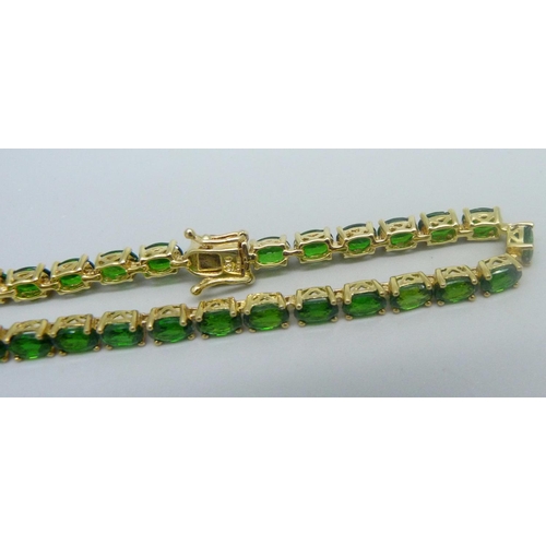 1010 - A silver gilt bracelet set with Russian diopside stones, 14.25ct, 18cm, 10.7g