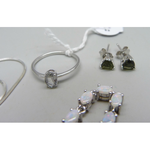 1015 - A collection of silver jewellery including a green sapphire ring, moldavite stud earrings, an opal s... 