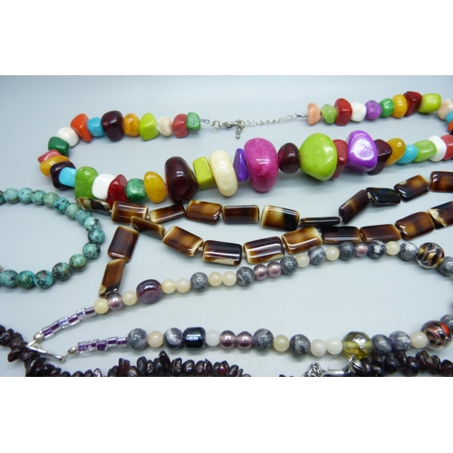 1018 - Hardstone bead necklets and bracelets