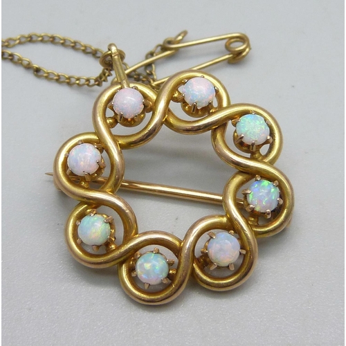 1032 - A 15ct gold brooch set with opals, 2.5cm, 4g