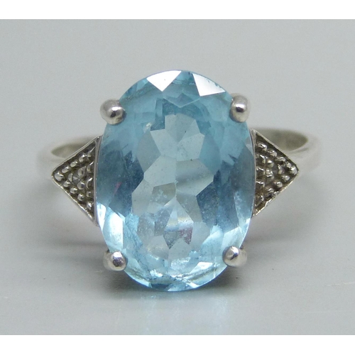 1035 - A 14k white gold ring set with an oval topaz stone, 3.4g, Q