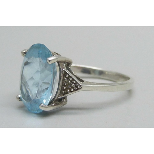 1035 - A 14k white gold ring set with an oval topaz stone, 3.4g, Q