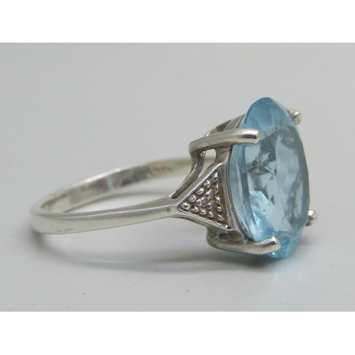 1035 - A 14k white gold ring set with an oval topaz stone, 3.4g, Q