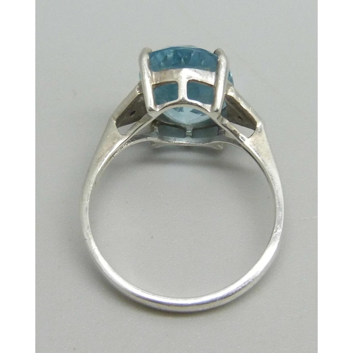 1035 - A 14k white gold ring set with an oval topaz stone, 3.4g, Q