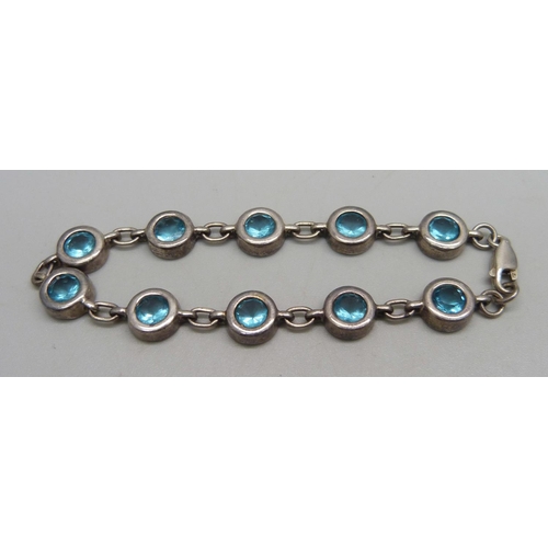 1039 - A silver bracelet set with blue glass, 12.8g, 18.5cm