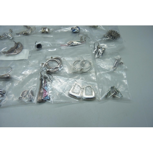 1046 - Twenty-five pairs of silver earrings