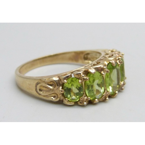 1047 - A 9ct gold ring set with five peridot stones, 3.7g, Q