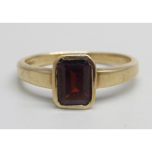 1048 - A 9ct gold ring set with a garnet, 2.6g, N