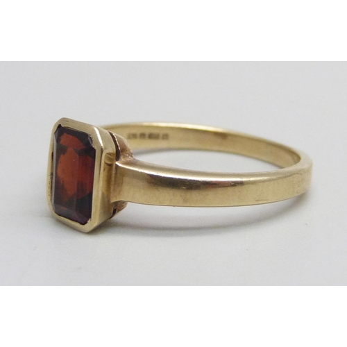 1048 - A 9ct gold ring set with a garnet, 2.6g, N